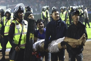 Điều tra vụ hỗn loạn ở sân vận động bóng đá tại Indonesia