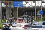 Người dân chạy ngược chiều để thoát kẹt xe khu cầu Nguyễn Hữu Cảnh