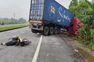 Thái Bình: Người điều khiển xe máy tử vong sau cú va chạm với xe container