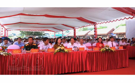 Các đồng chí lãnh đạo và đại biểu dự khai mạc lễ hội chùa Keo mùa thu 2022.