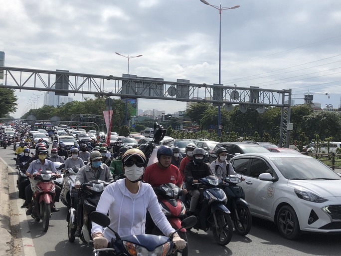 CLIP: Va chạm liên hoàn trên cầu Sài Gòn - Ảnh 8.