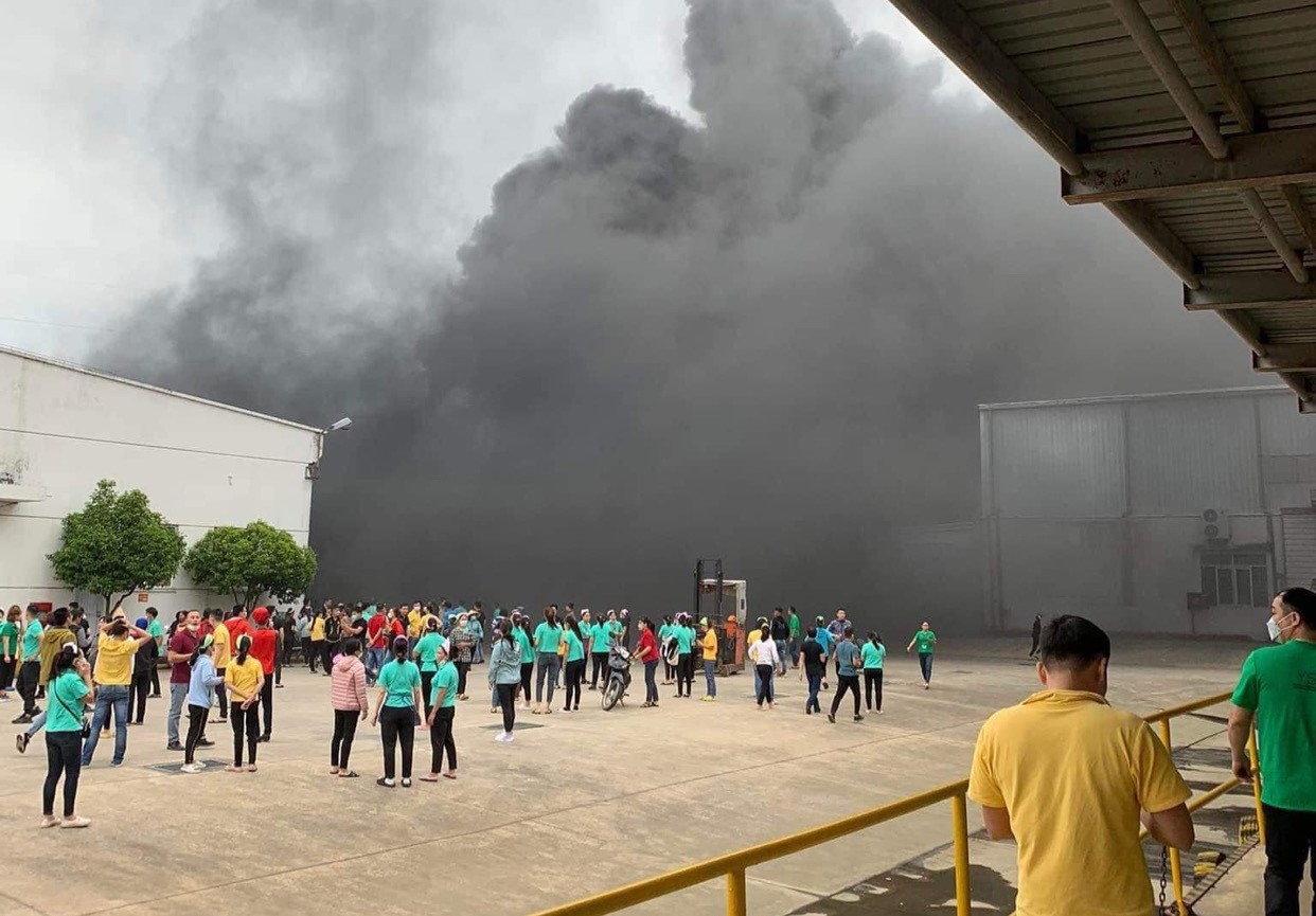 ​ Vụ hỏa hoạn đầu giờ làm việc sáng nay tại Nam Định khiến công nhân hoảng sợ, rất may không có thiệt hại về người. Ảnh: CTV.