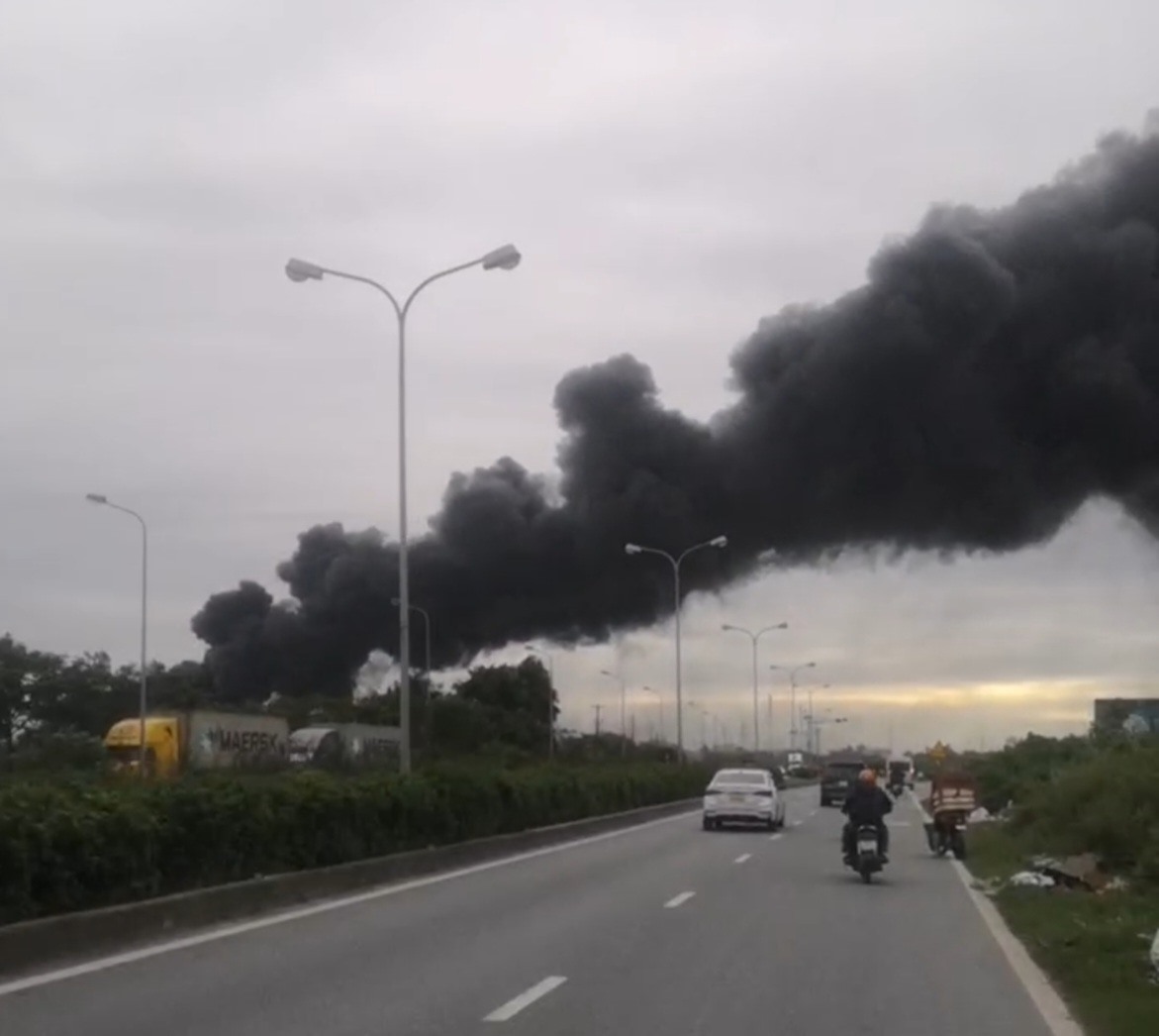 Cột khói từ đám cháy bay ngang qua Quốc lộ 10 dài hàng trăm mét. Ảnh: CTV.