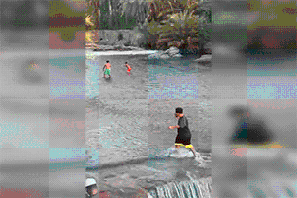 'Cố chấp' không nghe mọi người khuyên bỏ chạy, người đàn ông suýt bị cuốn trôi theo dòng nước lũ vì mải Livestream