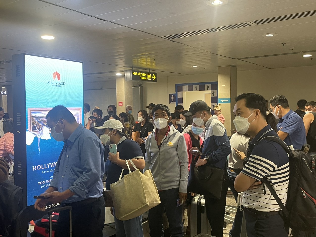 Hành khách trở lại nhà ga Tân Sơn Nhất sau khi máy bay không thể hạ cánh tại Đà Nẵng. Ảnh: H.K.T.