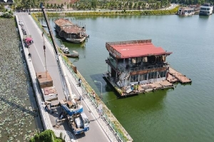 Hà Nội: Tháo dỡ du thuyền hàng chục tỷ bỏ hoang trên hồ Tây