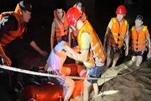 Clip, ảnh: Trắng đêm cứu người mắc kẹt trong biển nước ở Đà Nẵng
