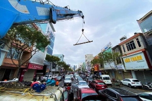 Ôtô chết máy nằm la liệt trên đường phố Đà Nẵng trận mưa kỷ lục