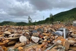 Khóc nghẹn khi mộ người thân bị vùi lấp sau trận mưa lịch sử ở Đà Nẵng