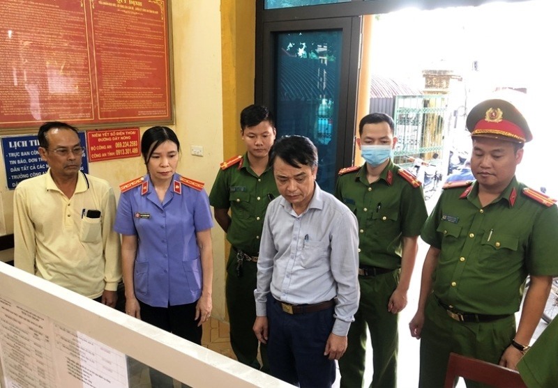 Hà Nam: Bắt chủ tịch và nguyên chủ tịch UBND thị trấn Ba Sao