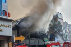 Hiện trường vụ cháy quán bar District K gần chợ Bến Thành