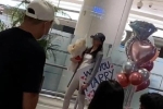 Cô gái gây sốt khi cầu hôn người yêu ở sân bay Singapore