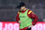 Lee Nguyễn an ủi đồng đội sau trận thua sốc