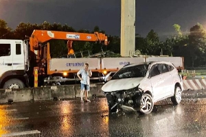 Ôtô 7 chỗ nát đầu khi tông dải phân cách trên Xa lộ Hà Nội