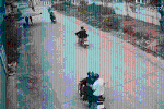 Clip: Kinh hoàng xe máy lao vào vệ đường, một nam sinh tử vong