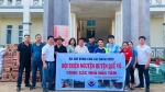 Lai Châu: LĐLĐ huyện Mường Tè trao quà cho người dân nghèo