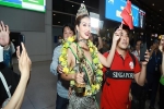 Hoa hậu Thiên Ân về Việt Nam trong vòng vây người hâm mộ, bật khóc vì xúc động