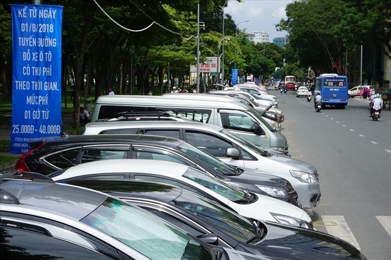 ​ Đường Lê Lai (quận 1) thu phí đỗ xe ôtô dưới lòng đường. Ảnh: Minh Quân.
