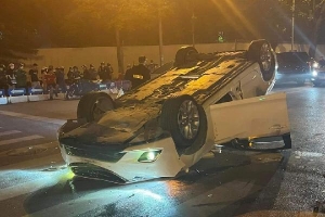 Mazda 6 lật ngửa sau khi tông loạt phương tiện dừng đèn đỏ