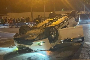 Vụ Mazda 6 nằm 'phơi bụng' giữa ngã tư sau tai nạn ở Hà Nội: Nhân chứng nói gì?