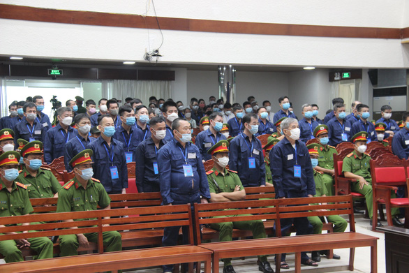  74 bị cáo trong vụ đại án buôn lậu xăng đang nghe Viện KSND tỉnh Đồng Nai công bố các hành vi phạm tội.