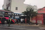 Hai ôtô khách va chạm, một xe đâm vào nhà dân ở Phú Yên