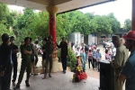 Dân mang tiểu tới trụ sở UBND phường 'tố' chủ đầu tư xâm phạm mồ mả