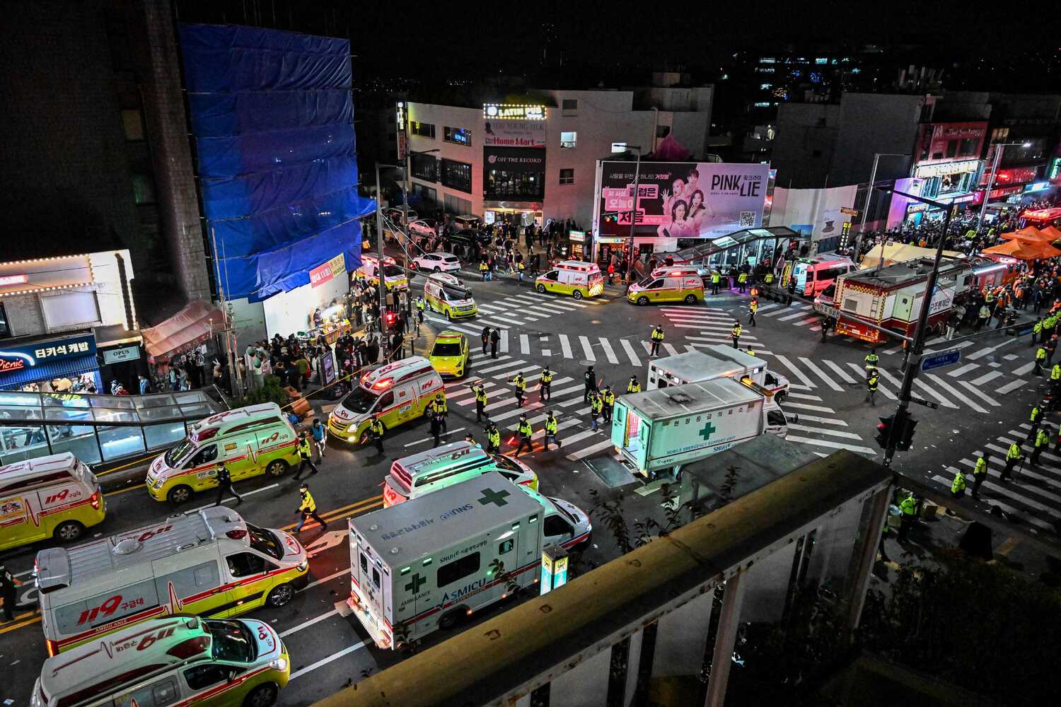  Xe cứu thương được điều động tới hiện trường vụ dẫm đạp ở Itaewon (Ảnh: AFP/Getty)