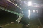 Sập cầu treo tại Ấn Độ, hàng trăm người rơi xuống sông