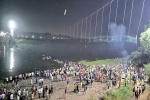 Vụ sập cầu treo 132 người chết ở Ấn Độ: Vì sao cầu vừa trùng tu xong đã sập?