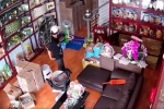 Camera ghi cảnh người đàn ông trộm 2 điện thoại trong cửa hàng