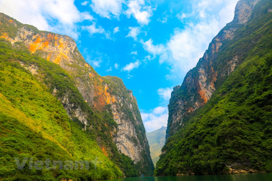 Nếu yêu thiên nhiên và sự phiêu lưu thì đây là một trong những địa điểm bạn nên chinh phục một lần trong đời. Đến đây, bạn mới biết rằng Việt Nam vẫn còn rất nhiều cảnh đẹp làm nao lòng người. (Ảnh: Hoài Nam/Vietnam+)