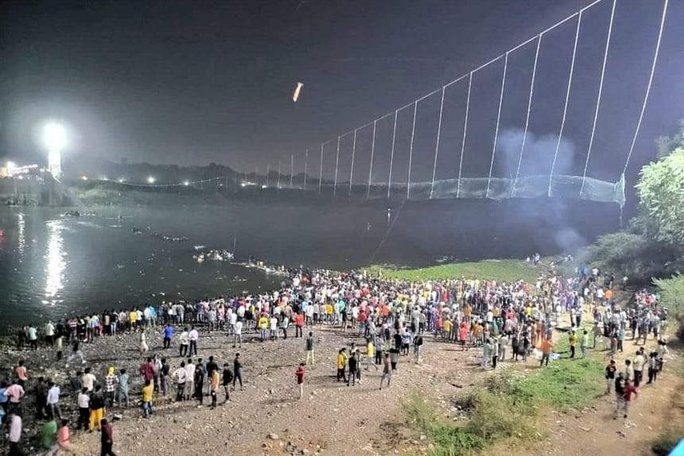 Vụ sập cầu treo 132 người chết ở Ấn Độ: Vì sao cầu vừa trùng tu xong đã sập? - Ảnh 2.