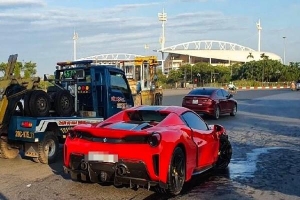 Siêu xe Ferrari 488 va chạm với xe máy, một người chết