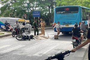 Hà Nội: Va chạm với xe buýt, một phụ nữ tử vong