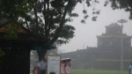 Hình ảnh du khách thích thú khám phá cố đô Huế trong mưa