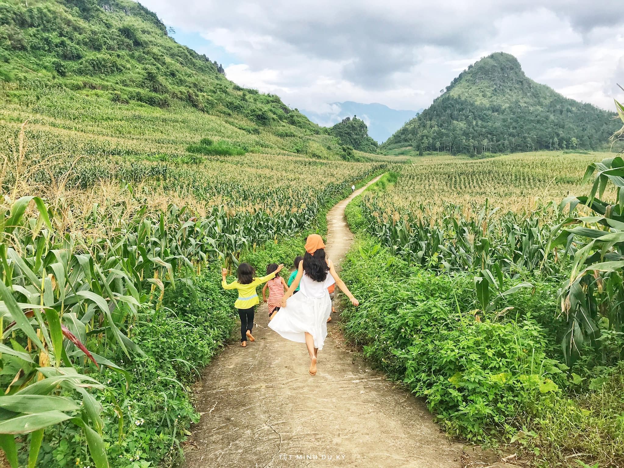 Một trong những ngôi làng cổ ở Hà Giang được nhiều du khách ghé thăm là thôn Nặm Đăm, dù là điểm đến còn mới lạ nhưng cảnh sắc nơi đây thật làm say đắm lòng người.