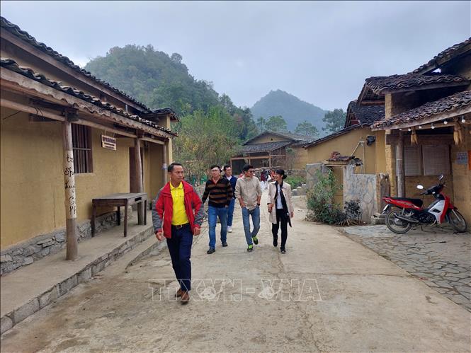 Du khách của Công ty Du lịch Vietravel thăm làng văn hóa du lịch cộng đồng Lô Lô Chải, xã Lũng Cú, huyện Đồng Văn trong chương trình hợp tác phát triển du lịch Hà Giang. 