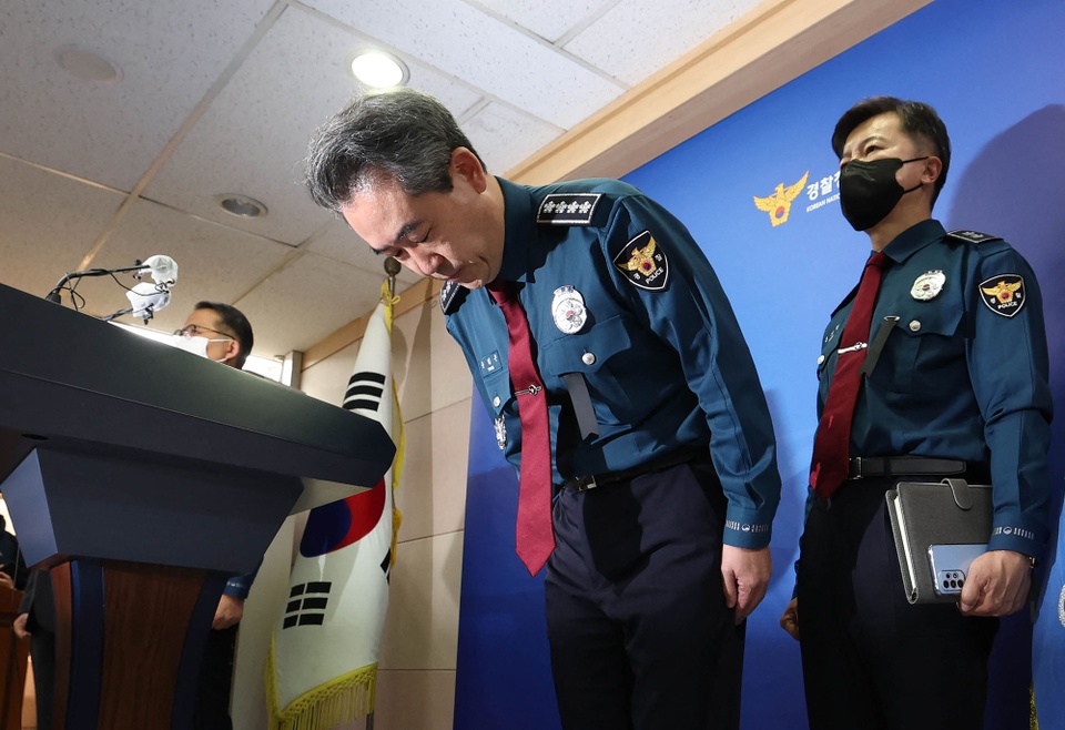 Ông Yoon Hee Keun, người đứng đầu Cơ quan Cảnh sát Quốc gia, cúi đầu xin lỗi trong cuộc họp báo tại trụ sở cơ quan ở Seoul vào ngày 1/11 vì vụ giẫm đạp ở Itaewon. Ảnh: Yonhap.