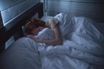 Đang ngủ một mình thì cảm thấy hơi thở bên tai, cô gái tá hỏa khi nhìn đầu giường