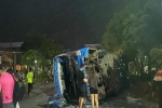 Xe chở đoàn du khách nước ngoài gặp nạn, 20 người bị thương