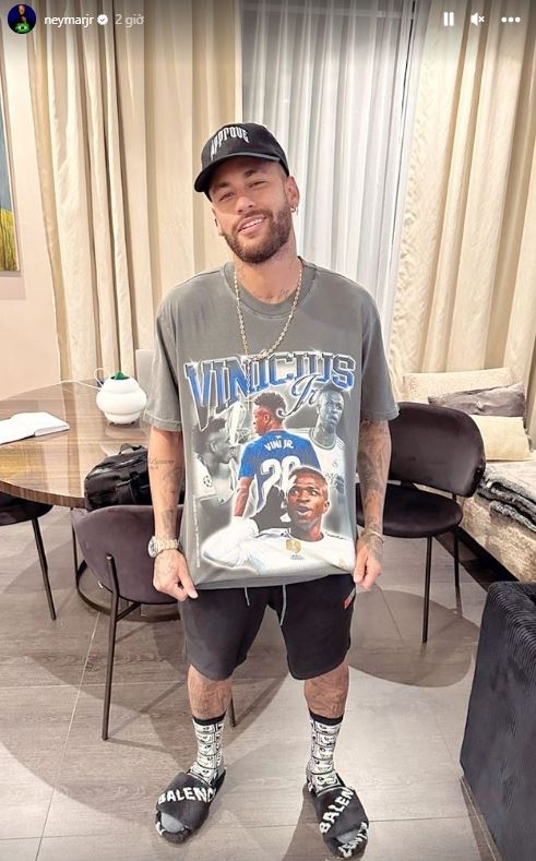 Neymar mặc áo in hình Vinicius.