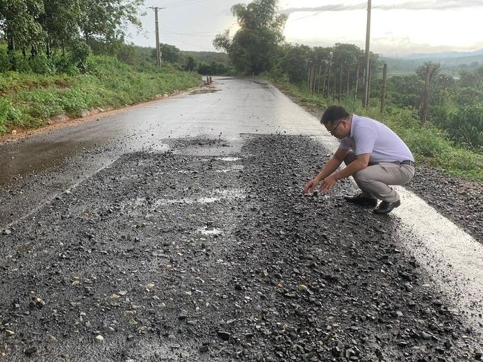 Ban Quản lý dự án đầu tư xây dựng tỉnh Gia Lai cho rằng, mặt đường bị hư hỏng do thảm bê tông nhựa xong xảy ra tình trạng mưa kéo dài. Ảnh: T.C