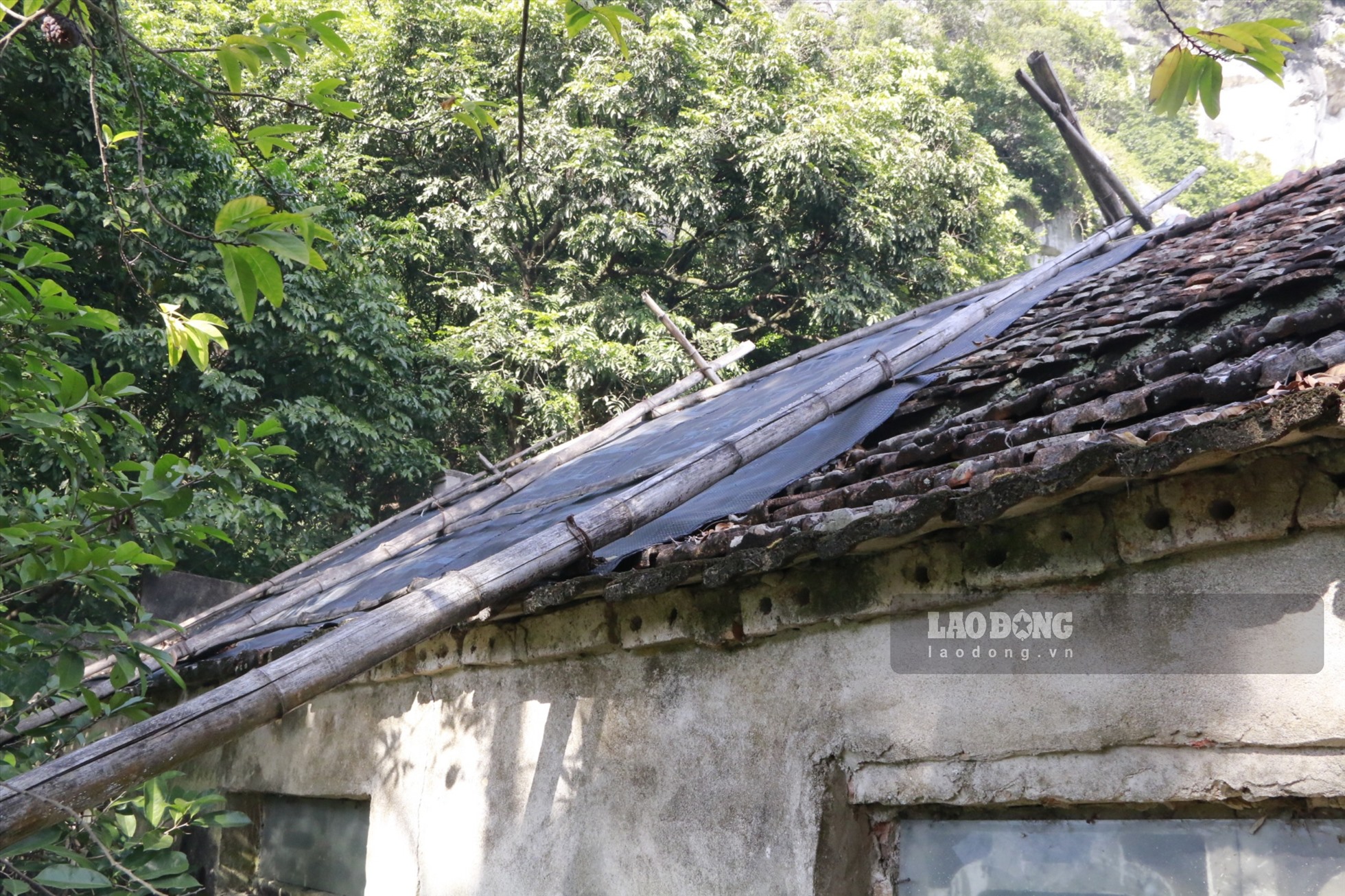  Phần mái của ngôi chùa đã bị mục nát, nhân dân và nhà chùa phải dùng bạt che lại để nước mưa không dột vào bên trong. Ảnh: NT.