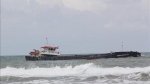 Quảng Trị: Hỗ trợ tàu chở cát cùng 9 thuyền viên bị mắc cạn