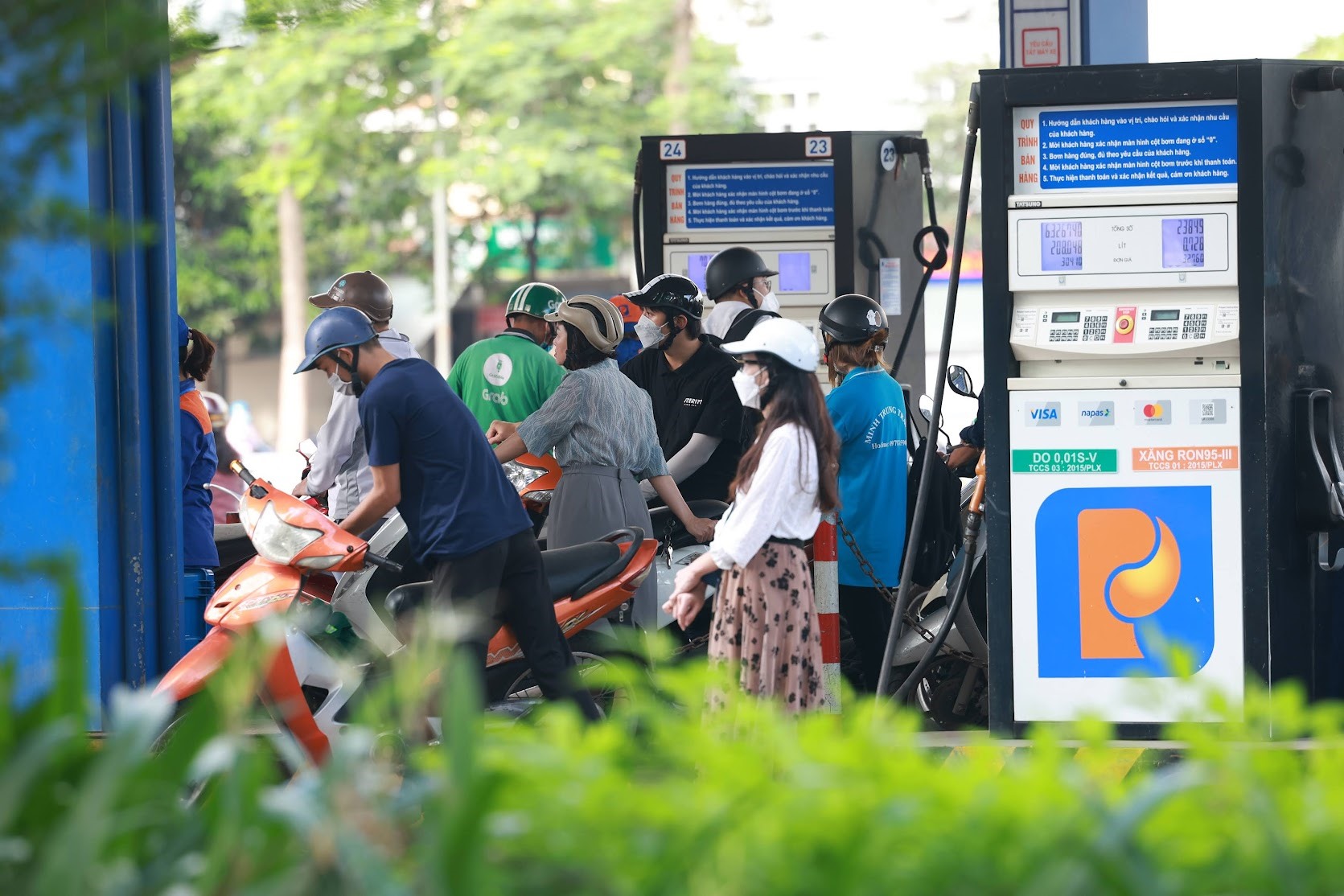 Nâng chi phí đưa xăng dầu về Việt Nam có giúp doanh nghiệp bớt lỗ?
