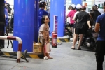 Trẻ em vạ vật chờ cha mẹ xếp hàng mua xăng lúc nửa đêm