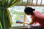 Lau cửa sổ, người phụ nữ Hà Nội tuột tay rơi từ tầng 5