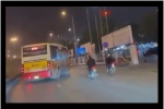 Sợ hãi với clip xe buýt và xe con chèn ép nhau trên phố Hà Nội