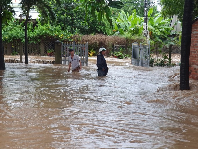Tưởng mưa rào, ai ngờ sạt lở, nước ngập kinh hoàng ở Phú Yên - Ảnh 3.